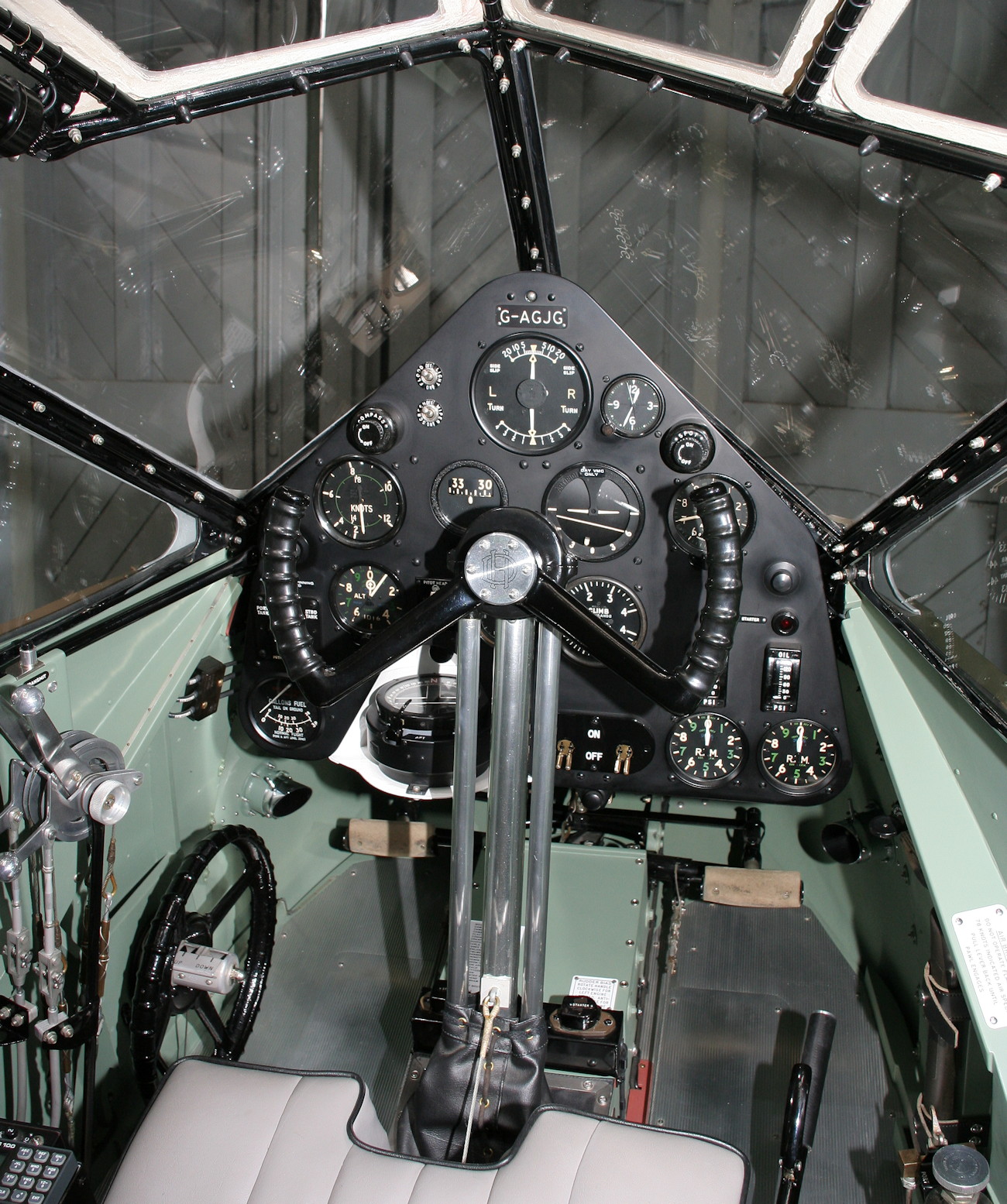 De Havilland DH.89 Dragon Rapide - Cockpit