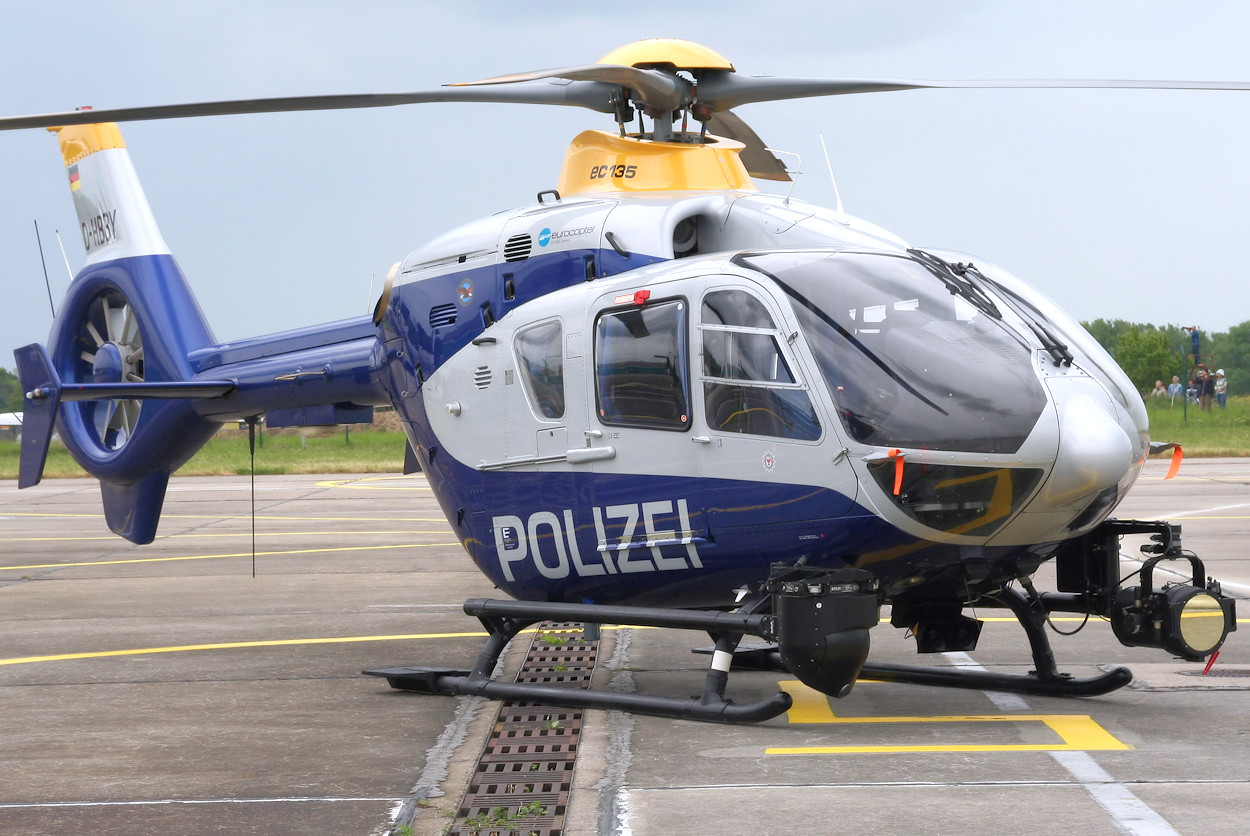 Eurocopter EC-135 - Polizeihubschrauber mit Wärmebildkamera und Suchscheinwerfer