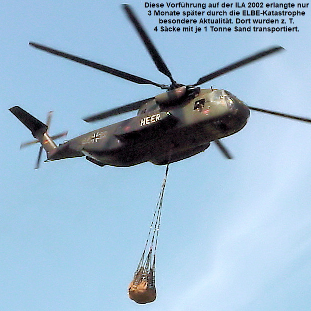 Sikorsky CH-53 - Säcke mit je 1 Tonne Sand zur Deichbefestigung