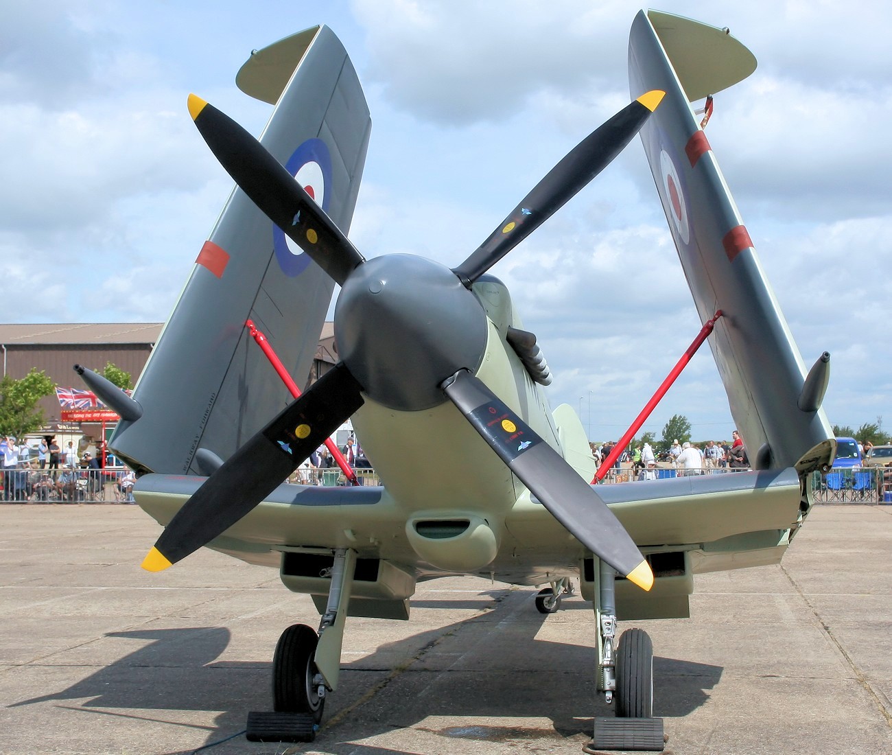 Supermarine Seafire F XVII - Marinejäger der Supermarine Spitfire mit Fanghaken und Klappflügel