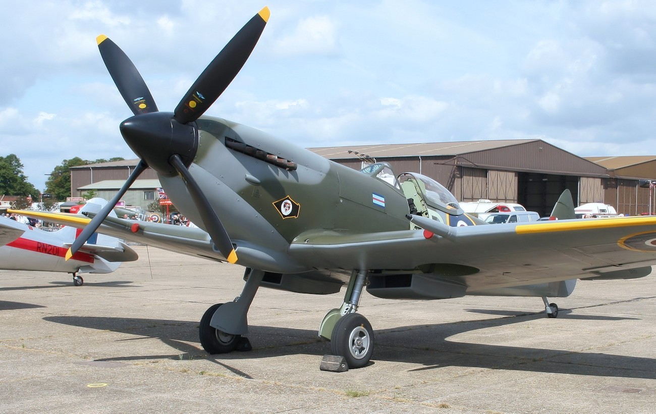 Supermarine Spitfire XVIe - Das englische Kampfflugzeug wird von einem Packard Merlin Motor der USA angetrieben