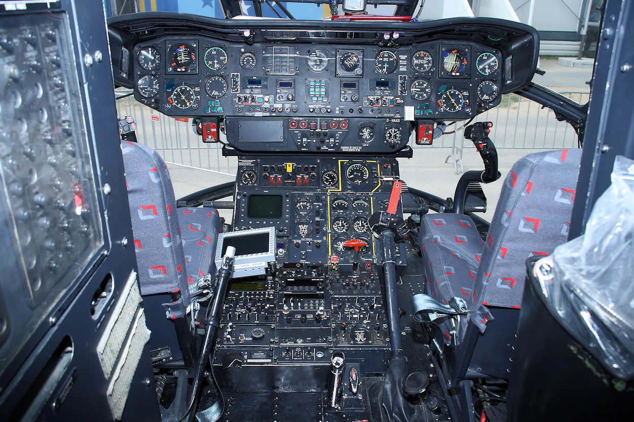 Aérospatiale SA 330 Puma - Cockpit