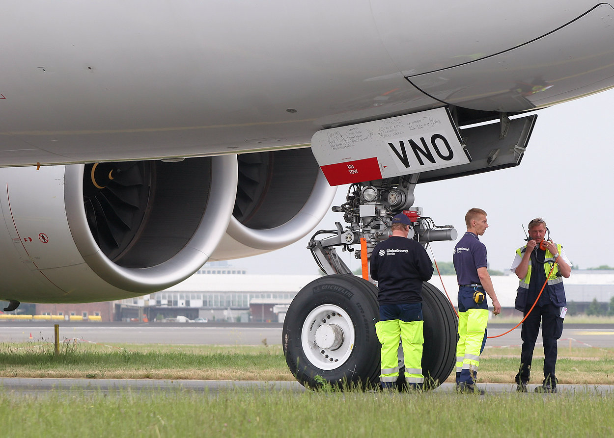 Airbus A380-800 - Bugfahrwerk