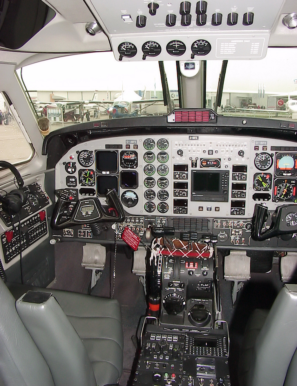 Beechcraft King Air 200 - Cockpit