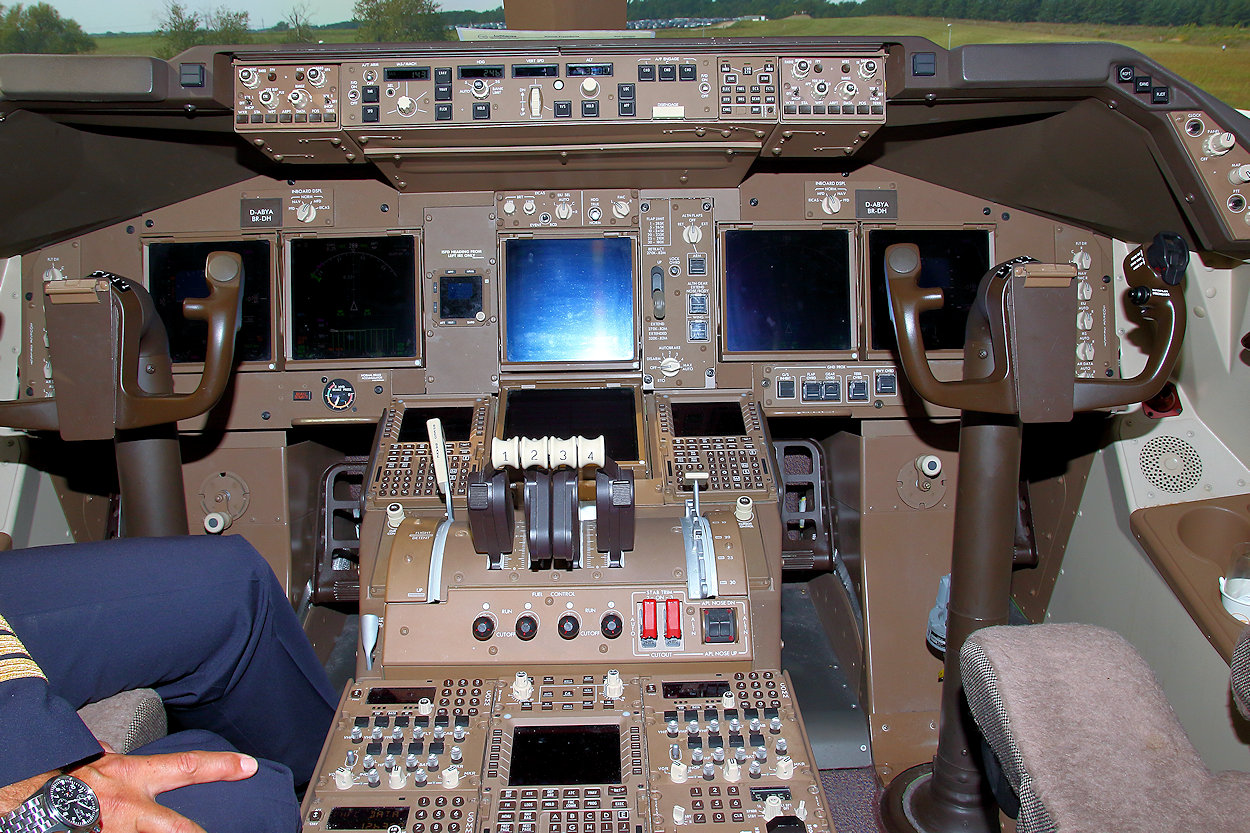 Boeing 747-8 - Cockpit