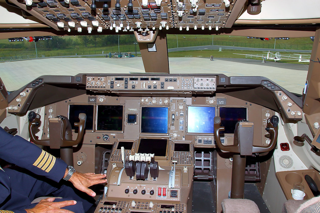 Boeing 747-8 Intercontinental - Cockpit