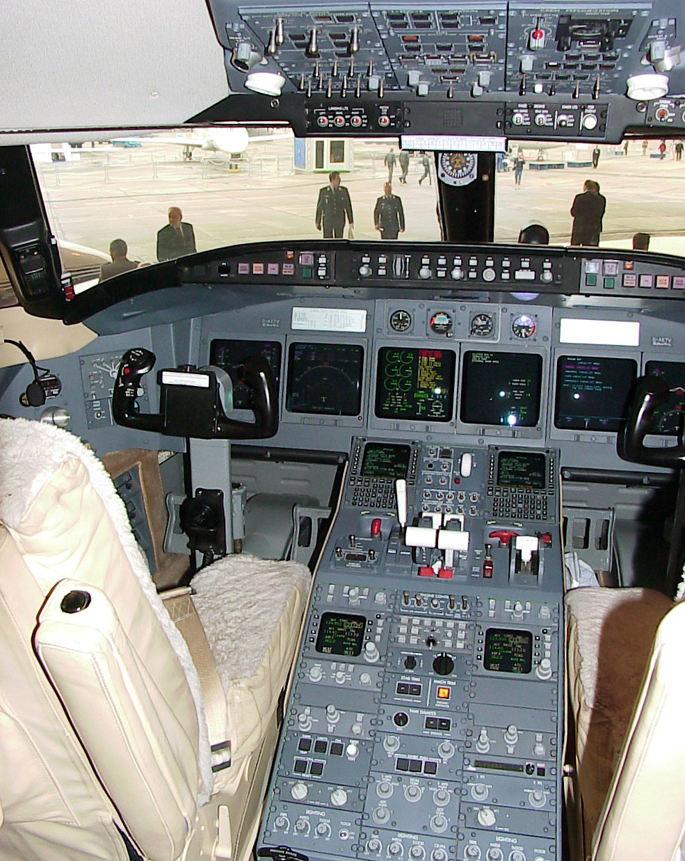 Bombardier Challenger 604 - Cockpit