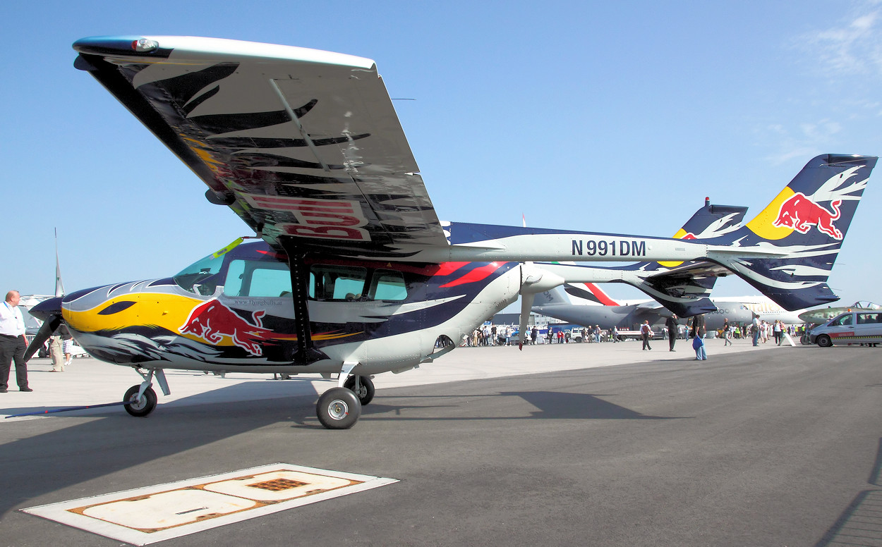 Cessna 337 Super Skymaster - Flugzeug von Red Bull