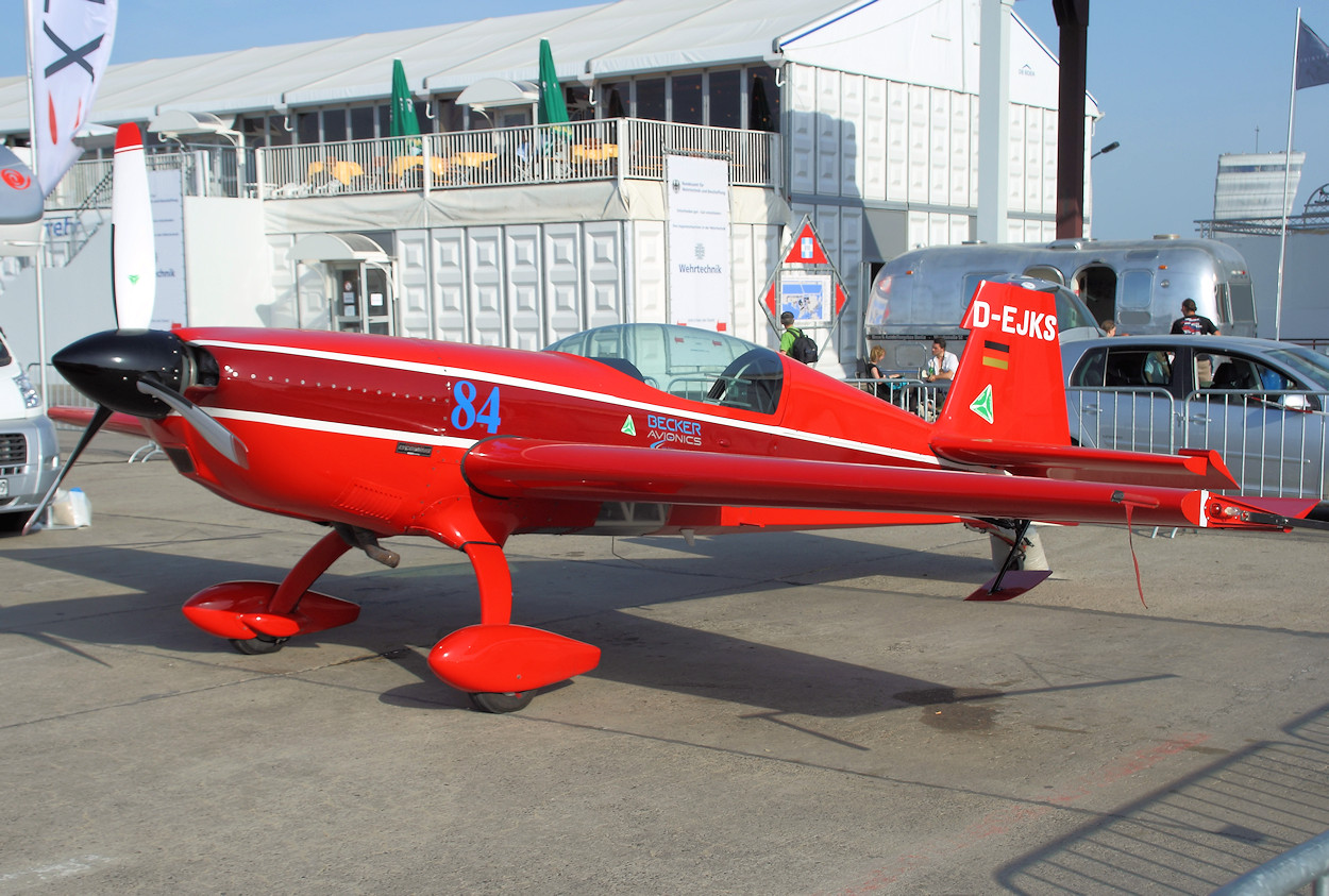 Extra 300 S - Kunstflugmaschine des ehemaligen Weltmeisters Klaus Schrodt aus Berlin