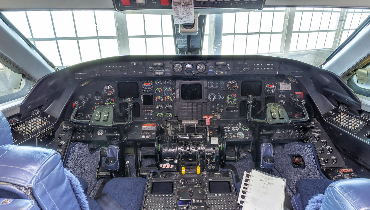 Gulfstream III C-20B - Cockpit