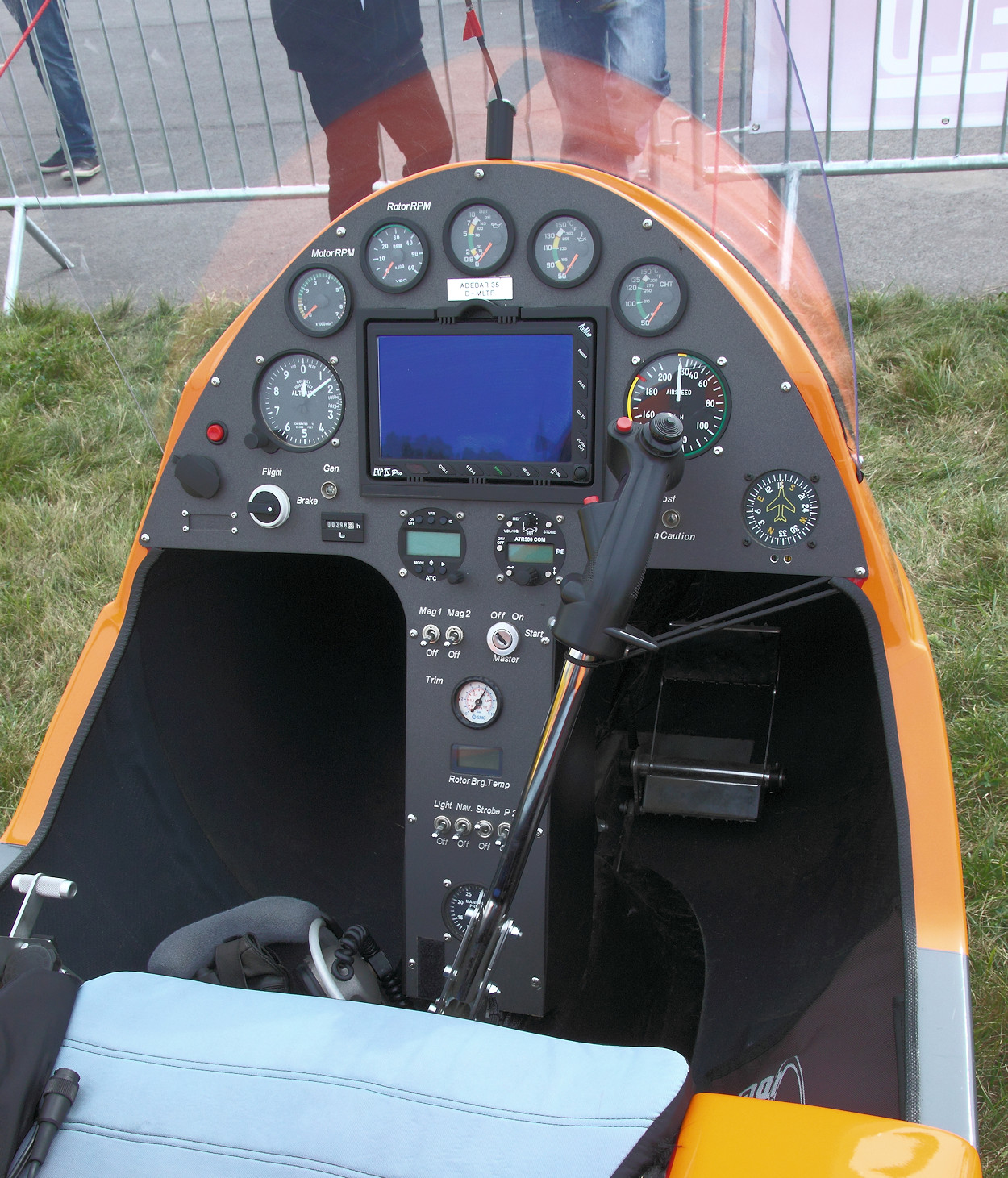 MTOsport - Cockpit des Traghubschraubers