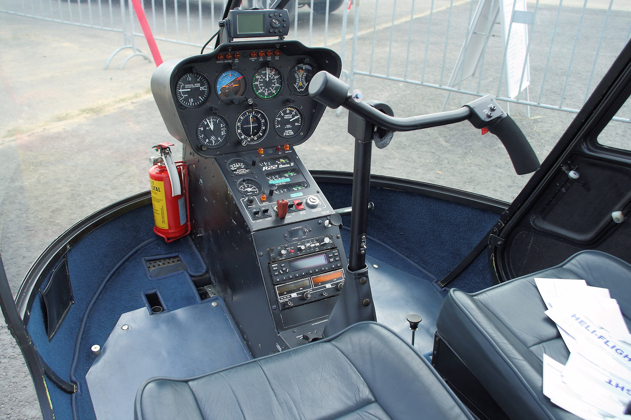 Robinson R22 R22 Beta II - Cockpit