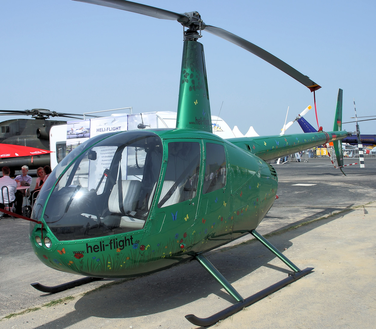 Robinson R44 Raven II - viersitziger, einmotoriger Hubschrauber mit Kolbenmotor