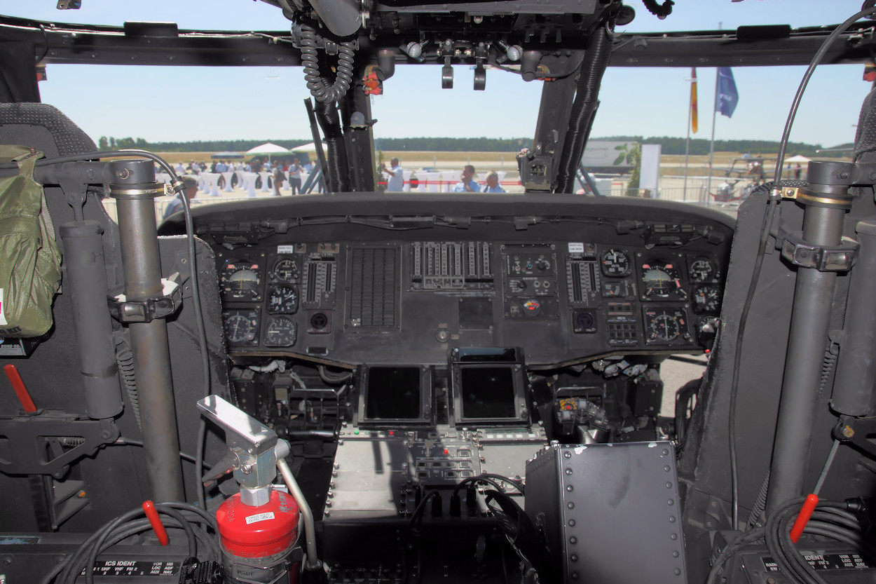 Sikorsky UH-60A Blackhawk - Cockpit
