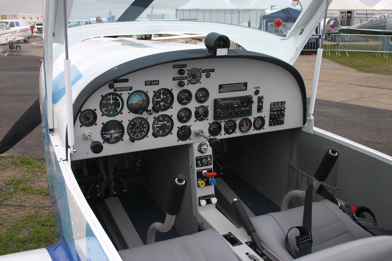 Aero AT-3 R100 - Cockpit