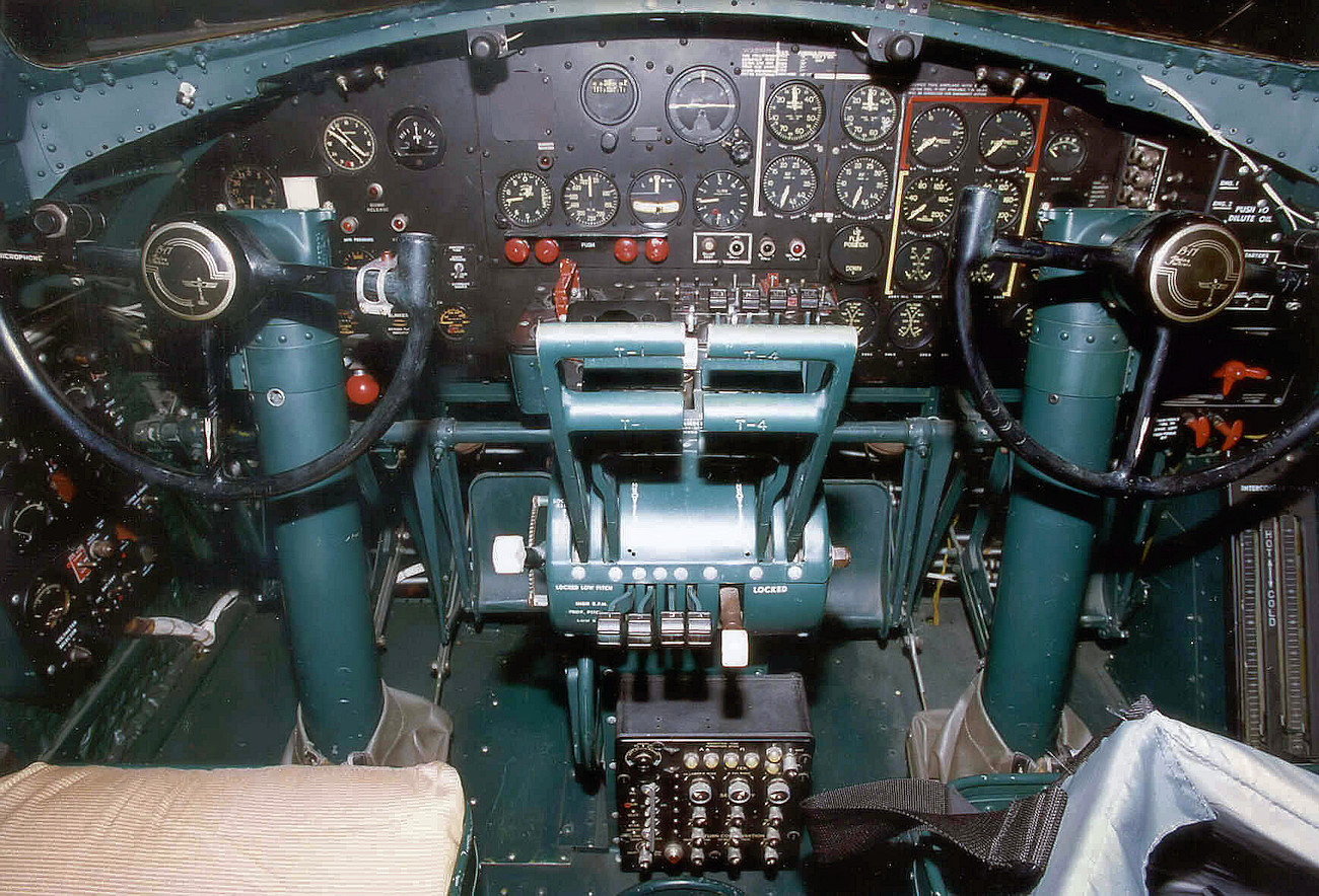 Boeing B-17G Flying Fortress - Cockpit