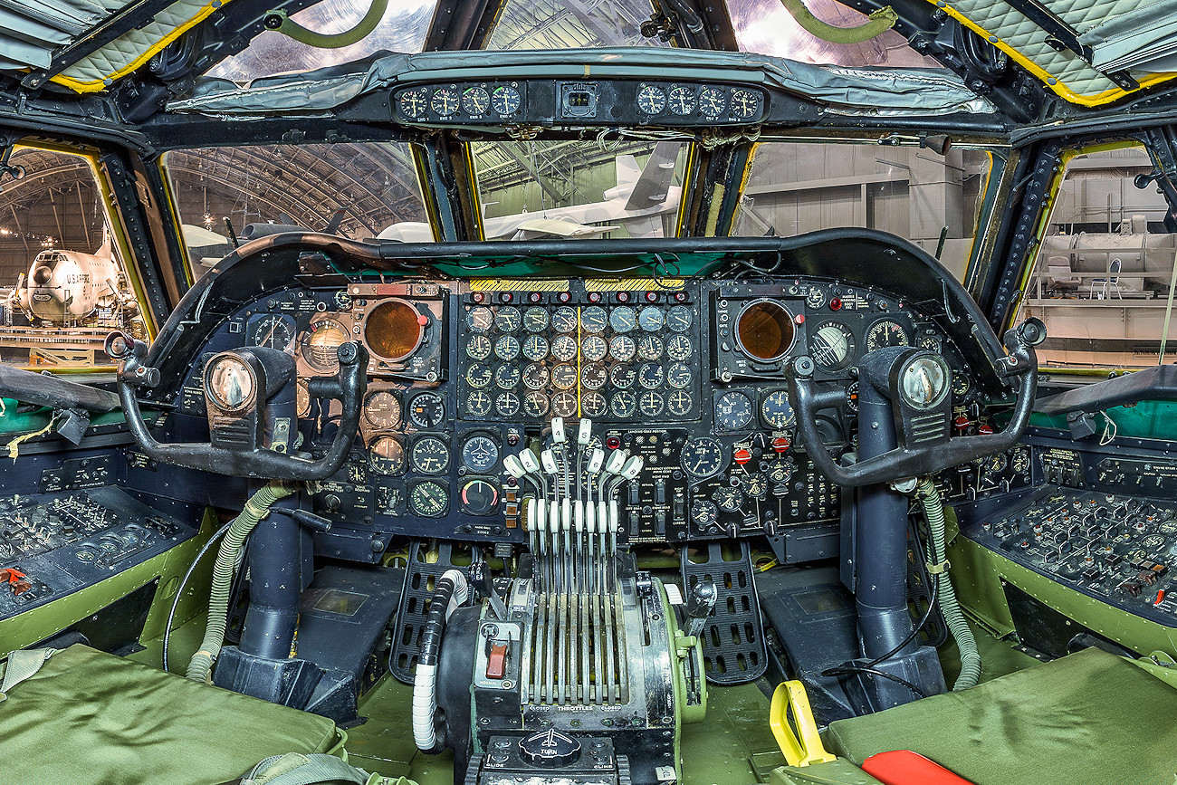 Boeing B-52D Stratofortress - Cockpitansicht