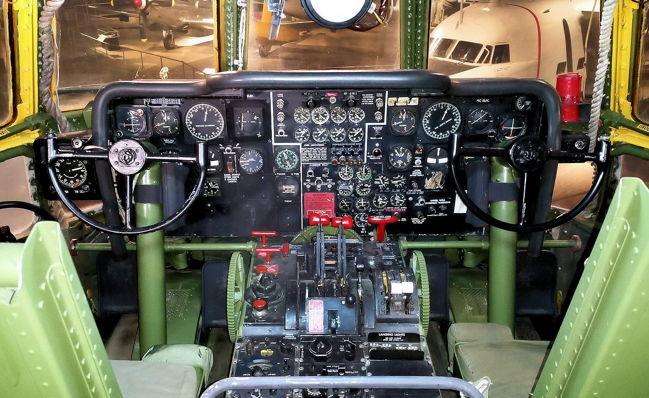 Boeing KC-97L Stratofreighter - Cockpitansicht