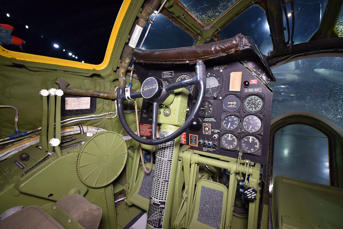 Boeing WB-50D Superfortress - Cockpitansicht