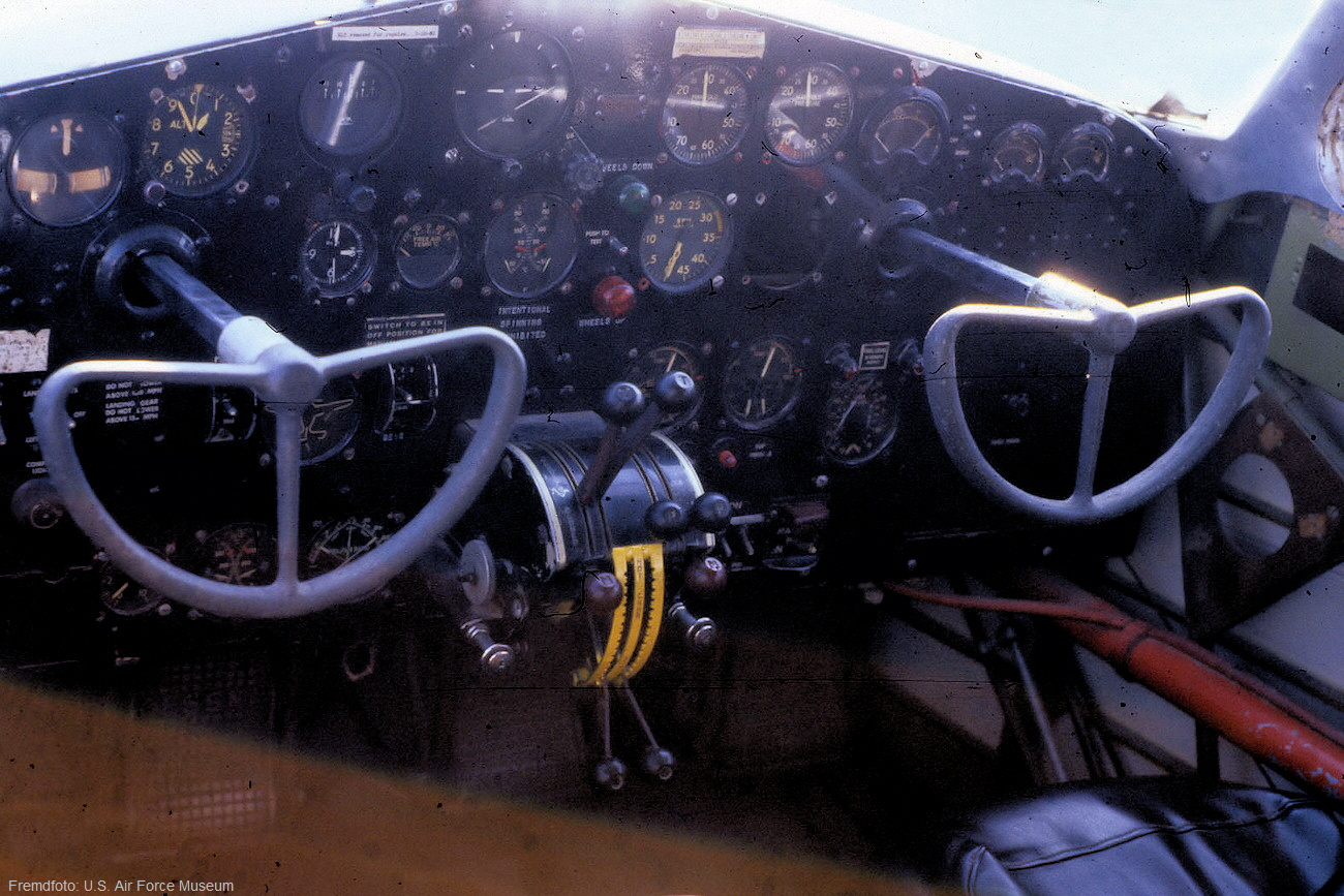 Cessna UC-78 Bobcat - Cockpit