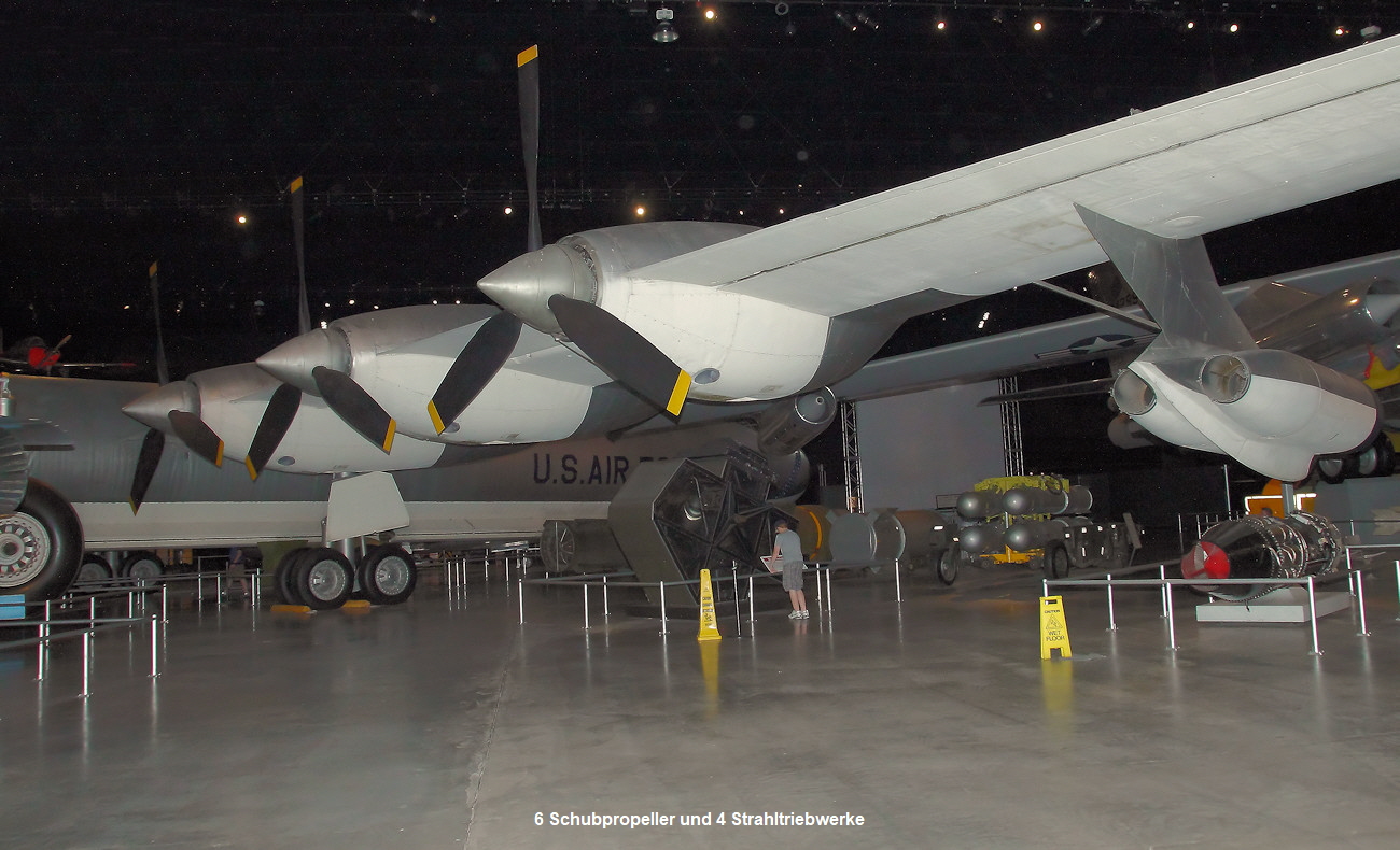 Convair B-36J Peacemaker - Der Bomber hat 6 Schub-Propeller und 4 Strahltriebwerke
