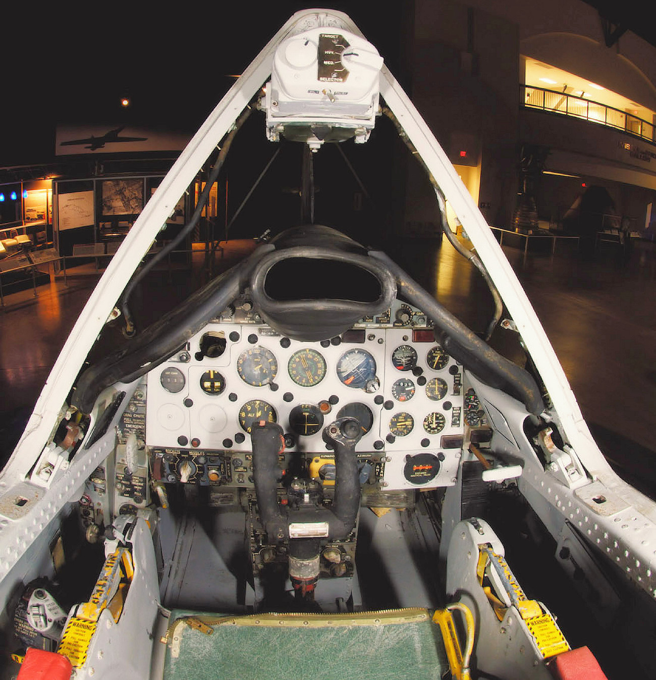 Convair F-102A Delta Dagger - Cockpit