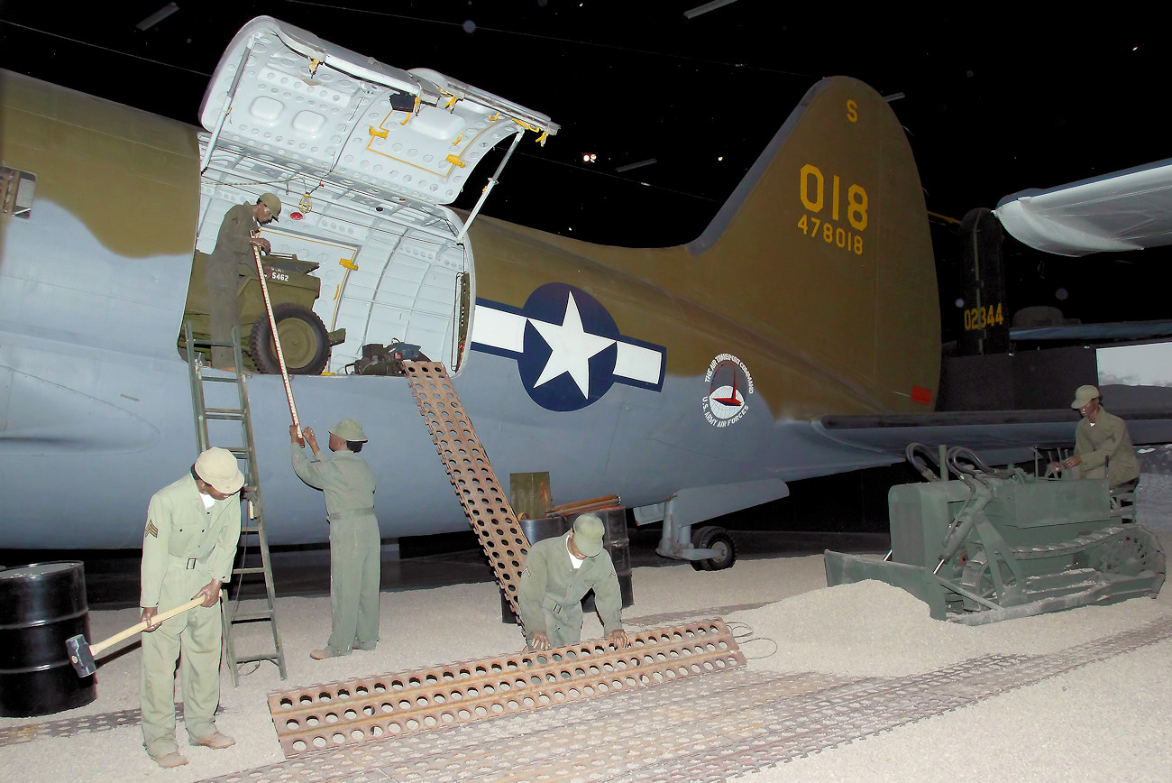 Curtiss C-46 D Commando - Ladeluke