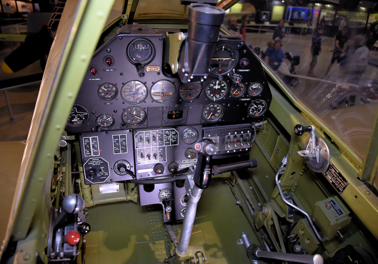 Curtiss P-40E Warhawk - Cockpit