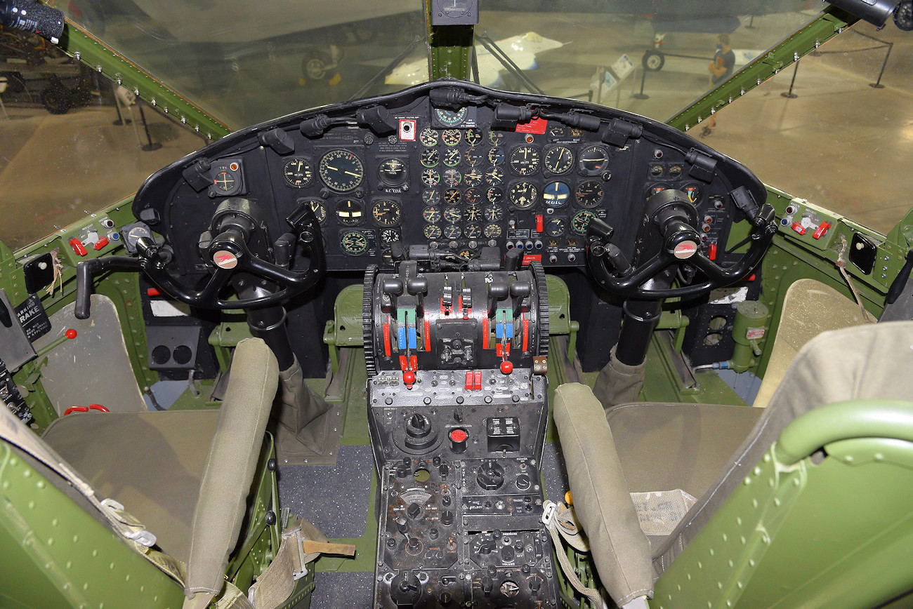 Fairchild C-119J Flying Boxcar - Cockpitansicht