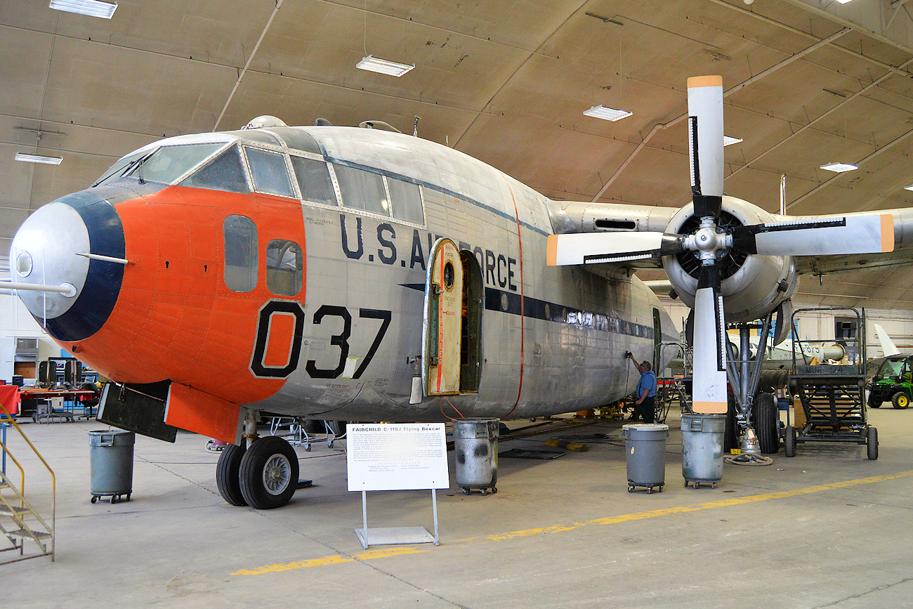 Fairchild C-119J Flying Boxcar - Reparatur im Hangar