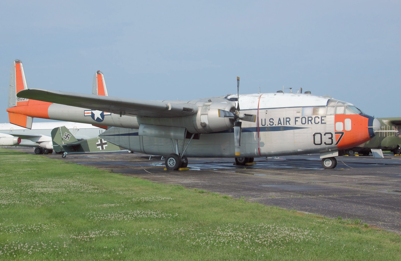 Fairchild C-119J Flying Boxcar - fing Discoverer XIV-Satelliten