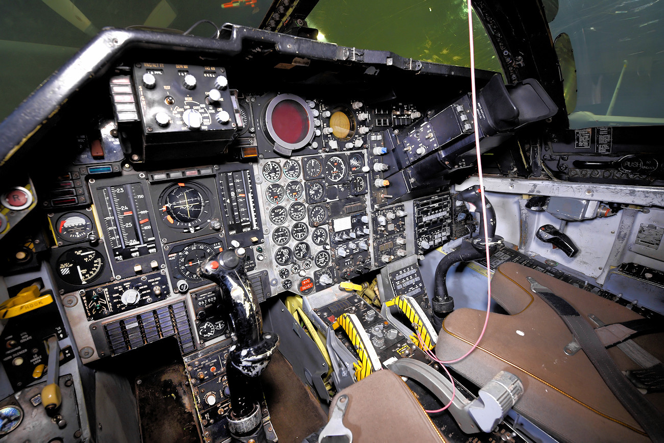 General Dynamics F-111F Aardvark - Cockpit