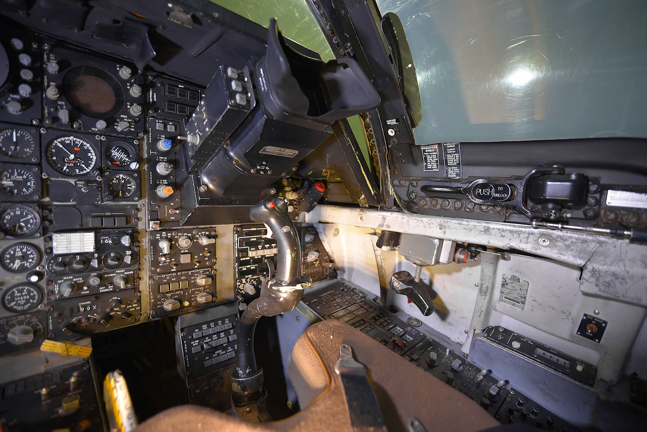 General Dynamics F-111F Aardvark - Cockpitdetail