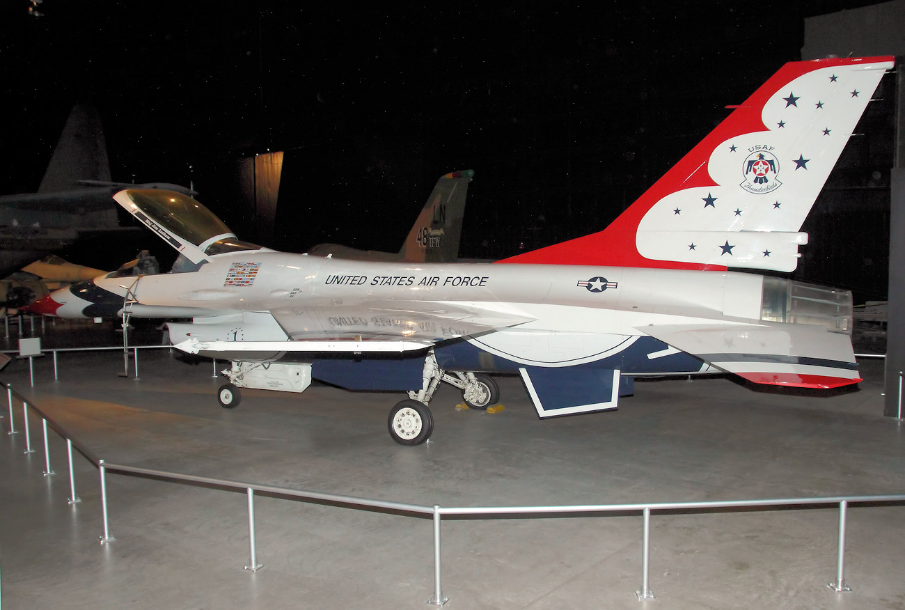 General Dynamics F-16A Fighting Falcon - Die "Thunderbirds" sind eine Kunstflugstaffel