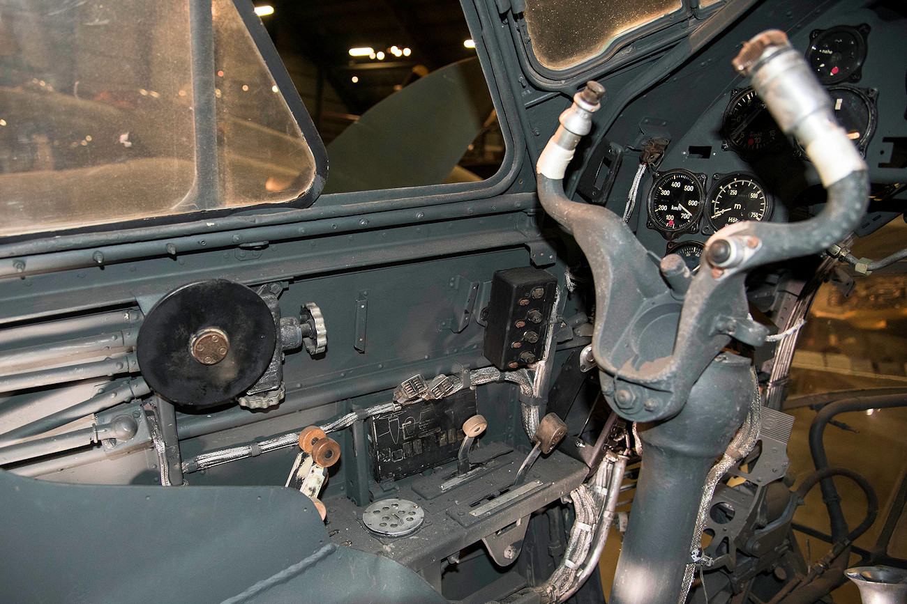 Junkers Ju 88 D-1 TROP - Cockpit links