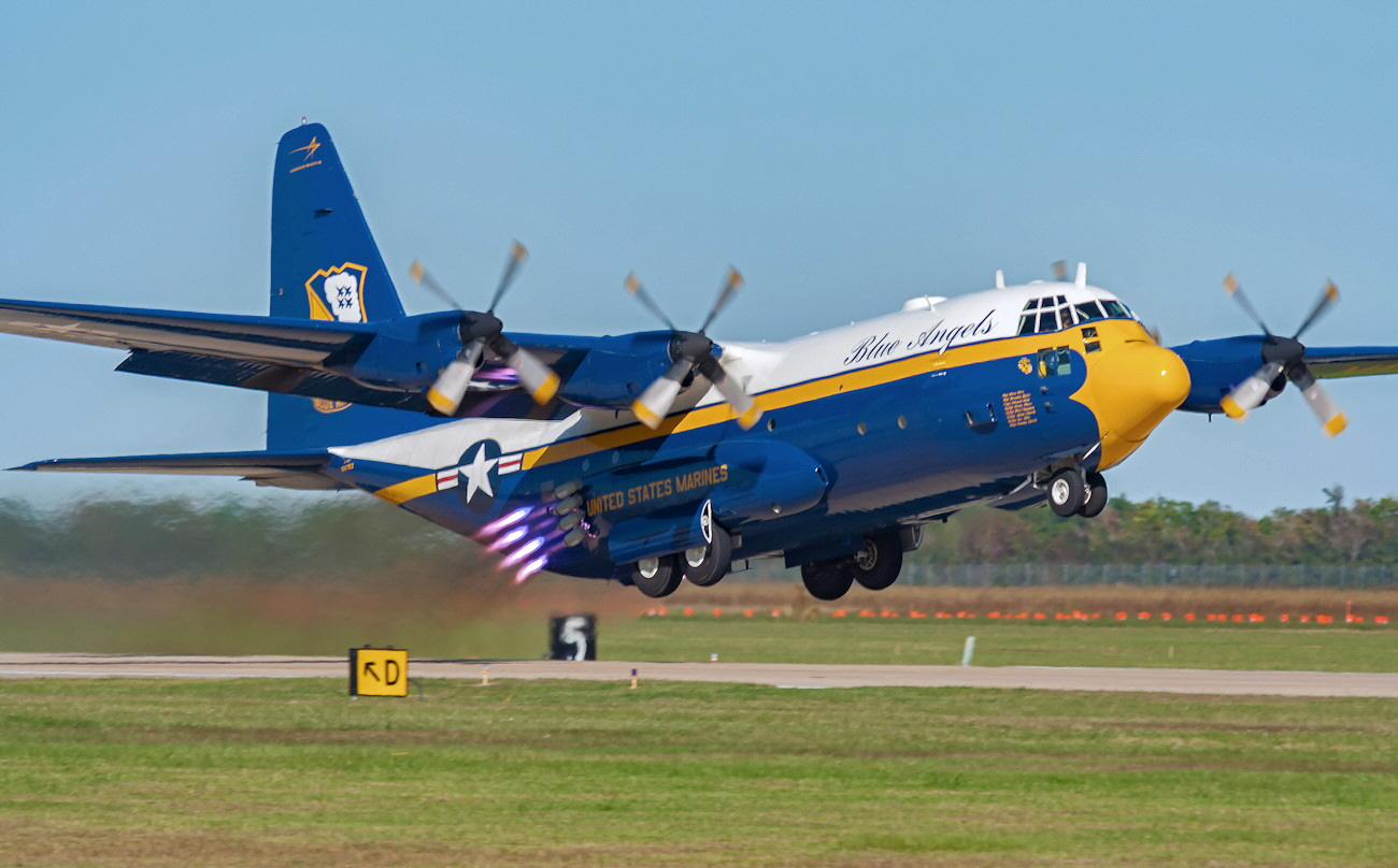 Lockheed C-130T Fat Albert - Service-Maschine der Kunstflugstaffel “Blue Angels”