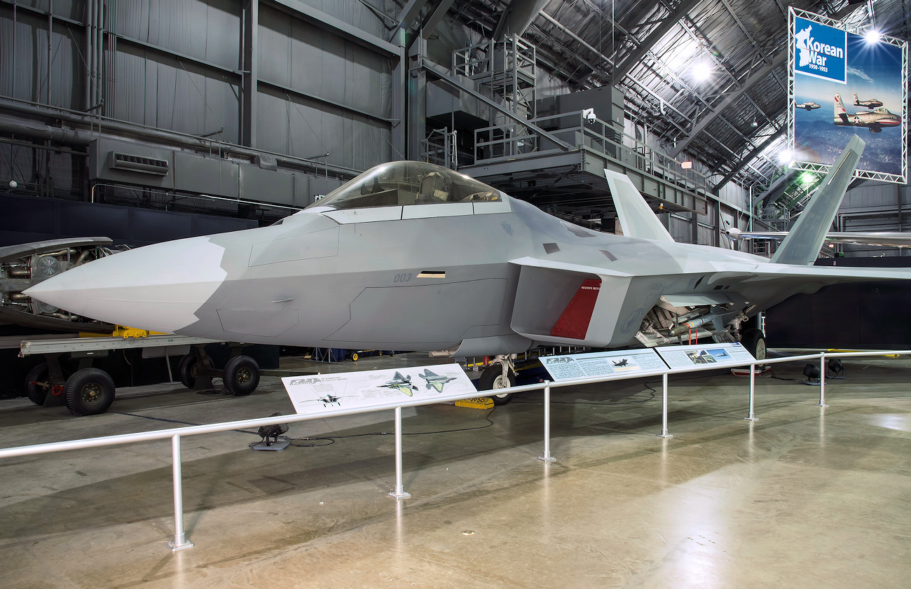 Lockheed Martin F-22A Raptor - Luftüberlegenheitsjäger der 5. Generation mit Tarnkappenfähigkeit und 2D-Vektorsteuerung