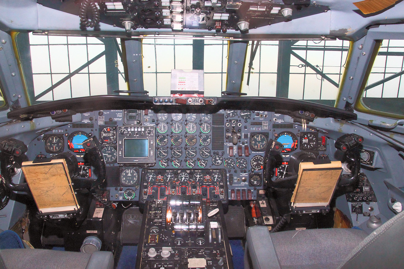 Lockheed VC-140B Jetstar - Cockpit