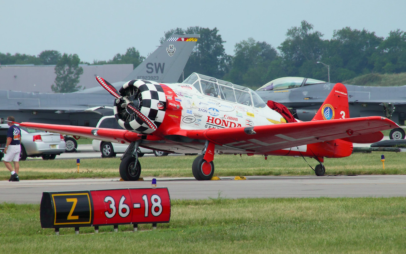 North American AT-6G Texan - Das AeroShell Aerobatic Team zeigt Kunstflug