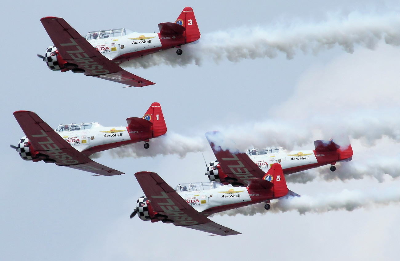 North American AT-6G Texan - Kunstflug des AeroShell Aerobatic Teams