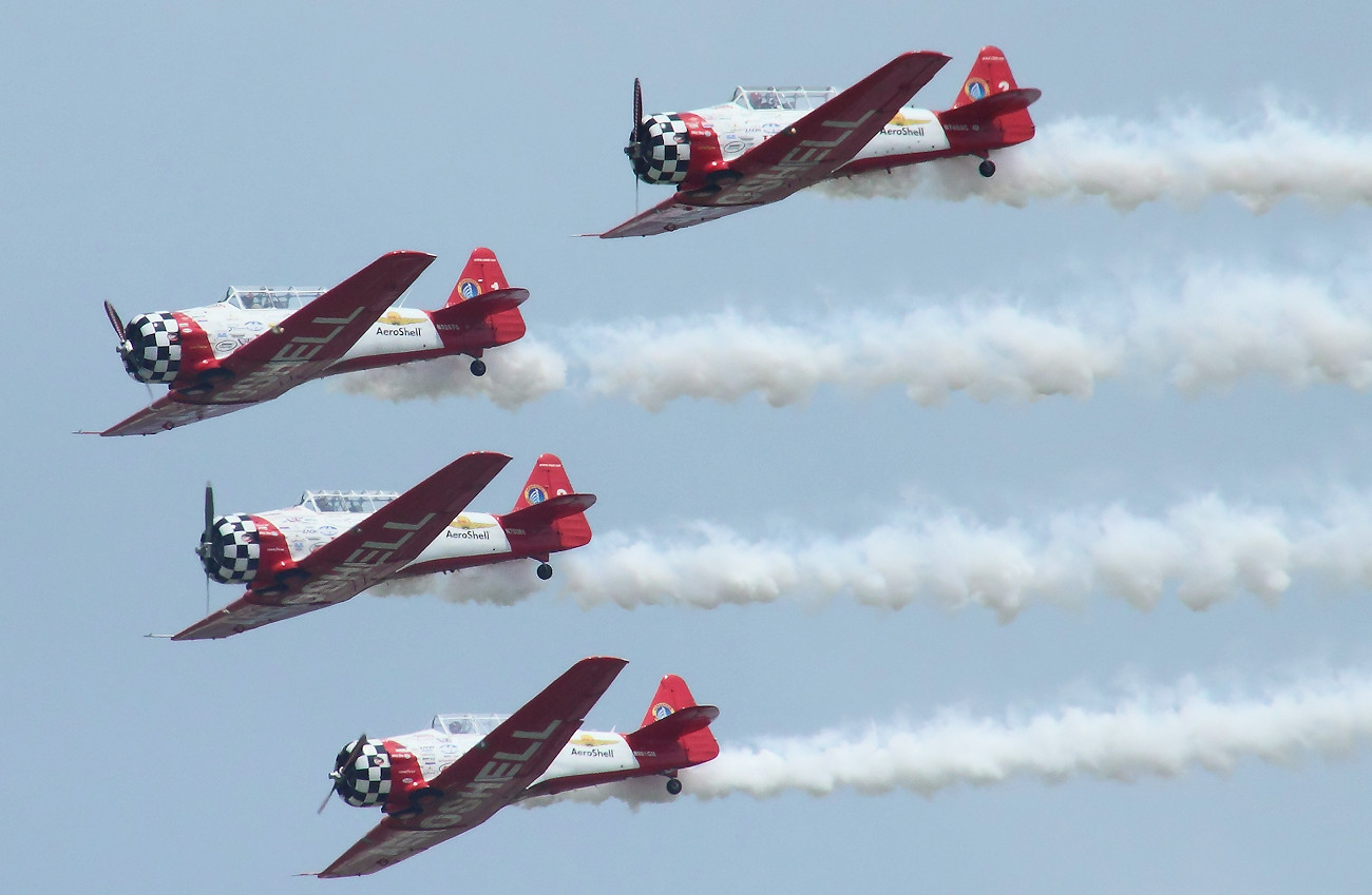 North American AT-6G Texan - Kunstflug vom AeroShell Aerobatic Team