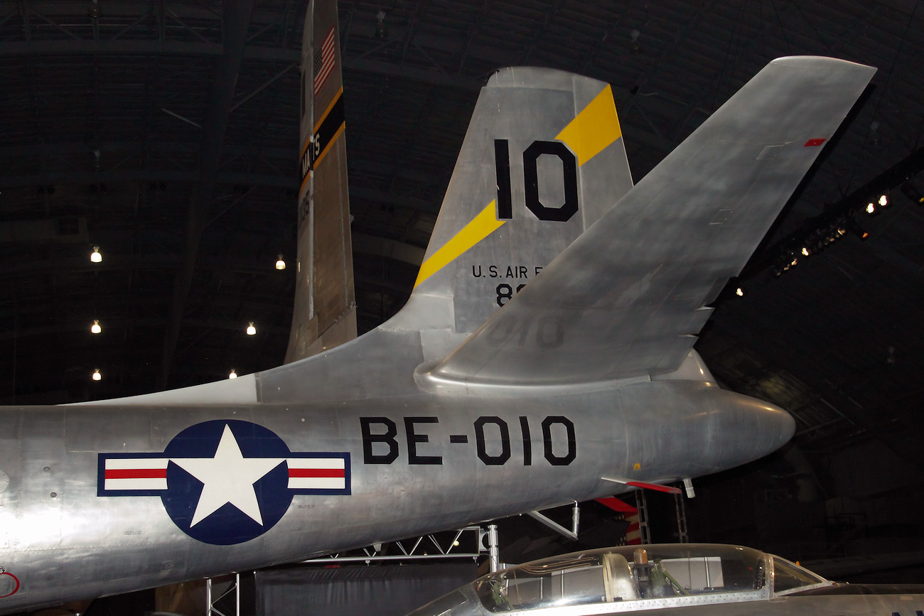 North American B-45 Tornado - Leitwerk