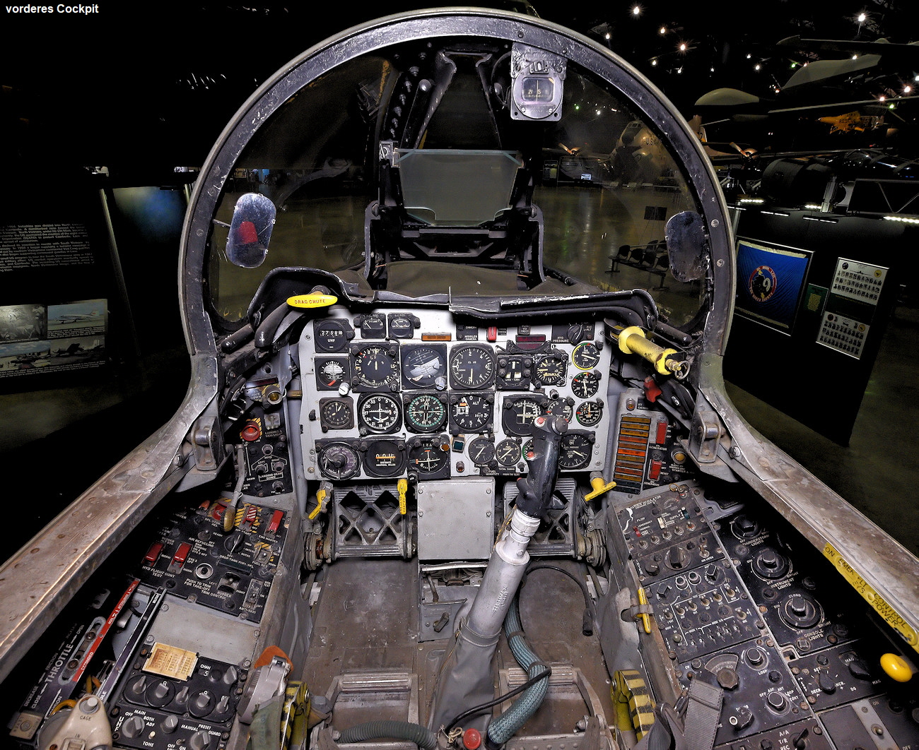 North American F-100F Super Sabre - vorderes Cockpit