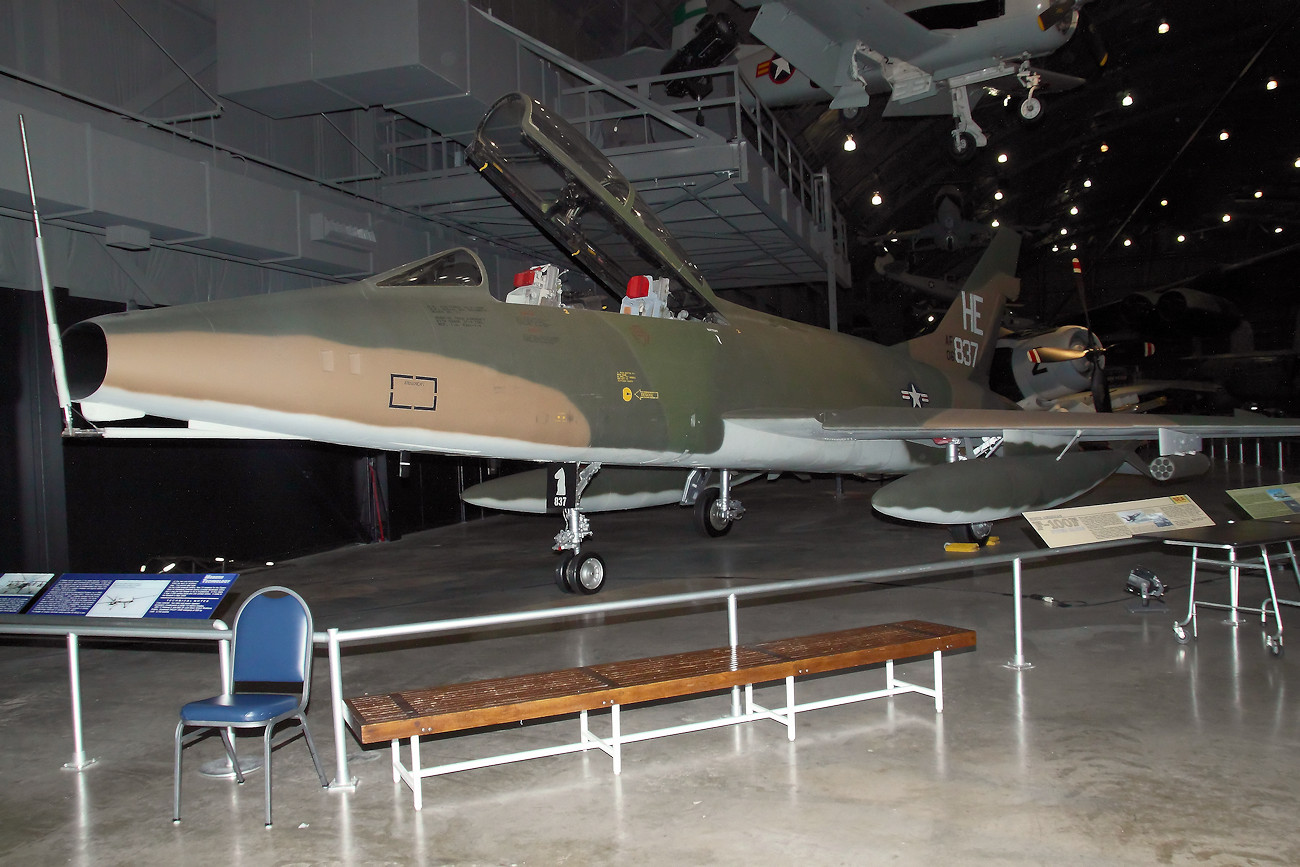 North American F-100F Super Sabre - zweisitzige Trainingsversion, um neue Super Sabre-Piloten auszubilden