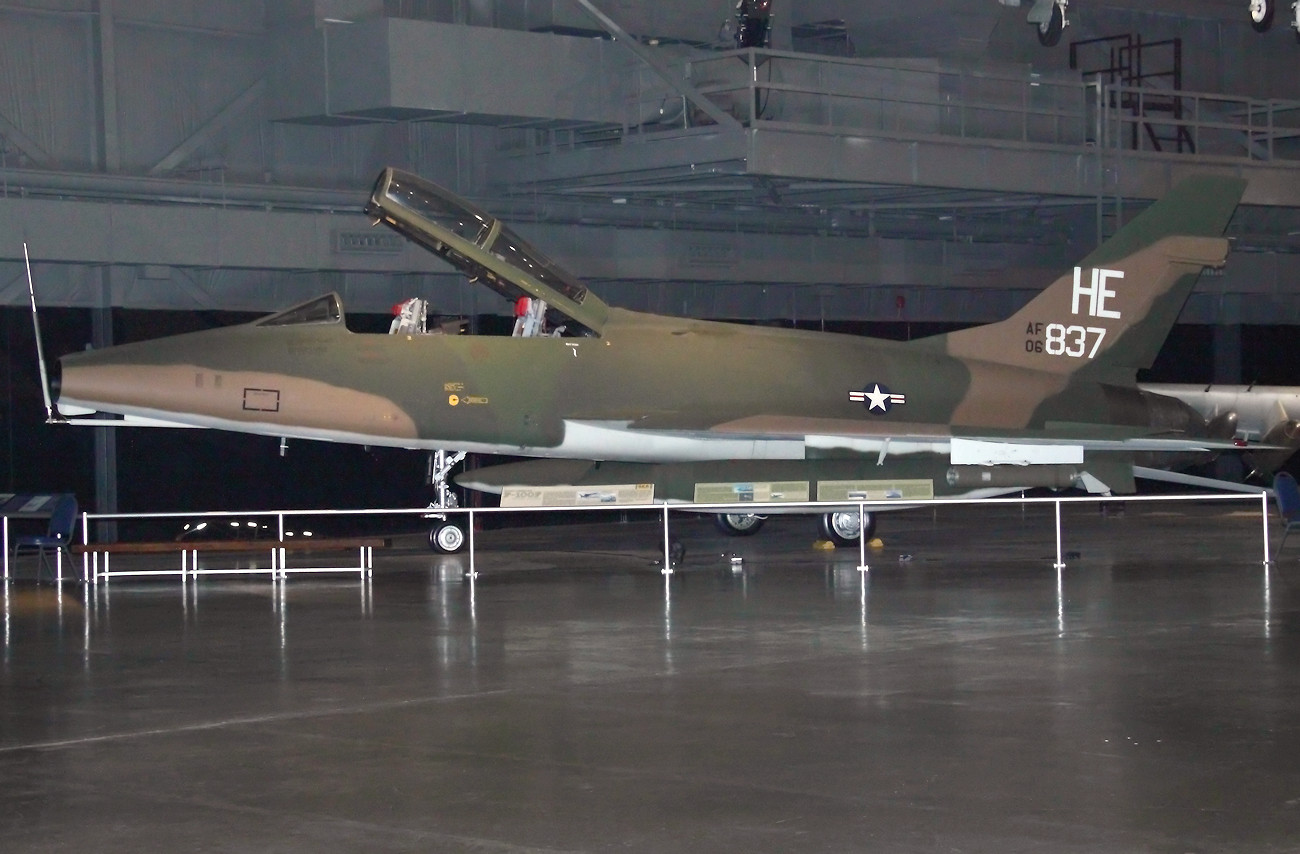North American F-100F Super Sabre - doppelsitzige Trainingsversion, um neue Super Sabre-Piloten auszubilden