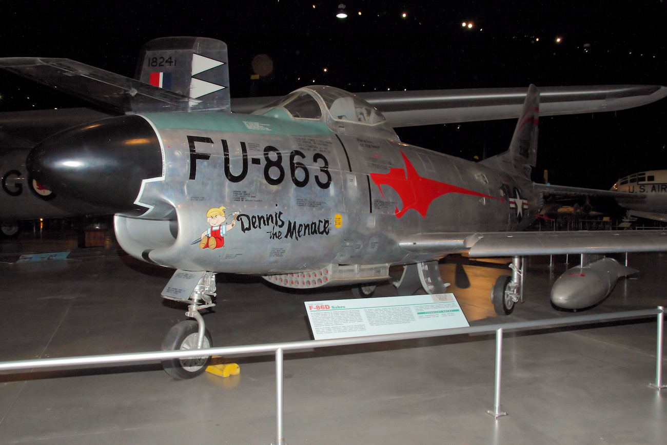 North American F-86D Sabre - Jagdflugzeug mit Luft-Luft-Raketen unter dem Rumpf