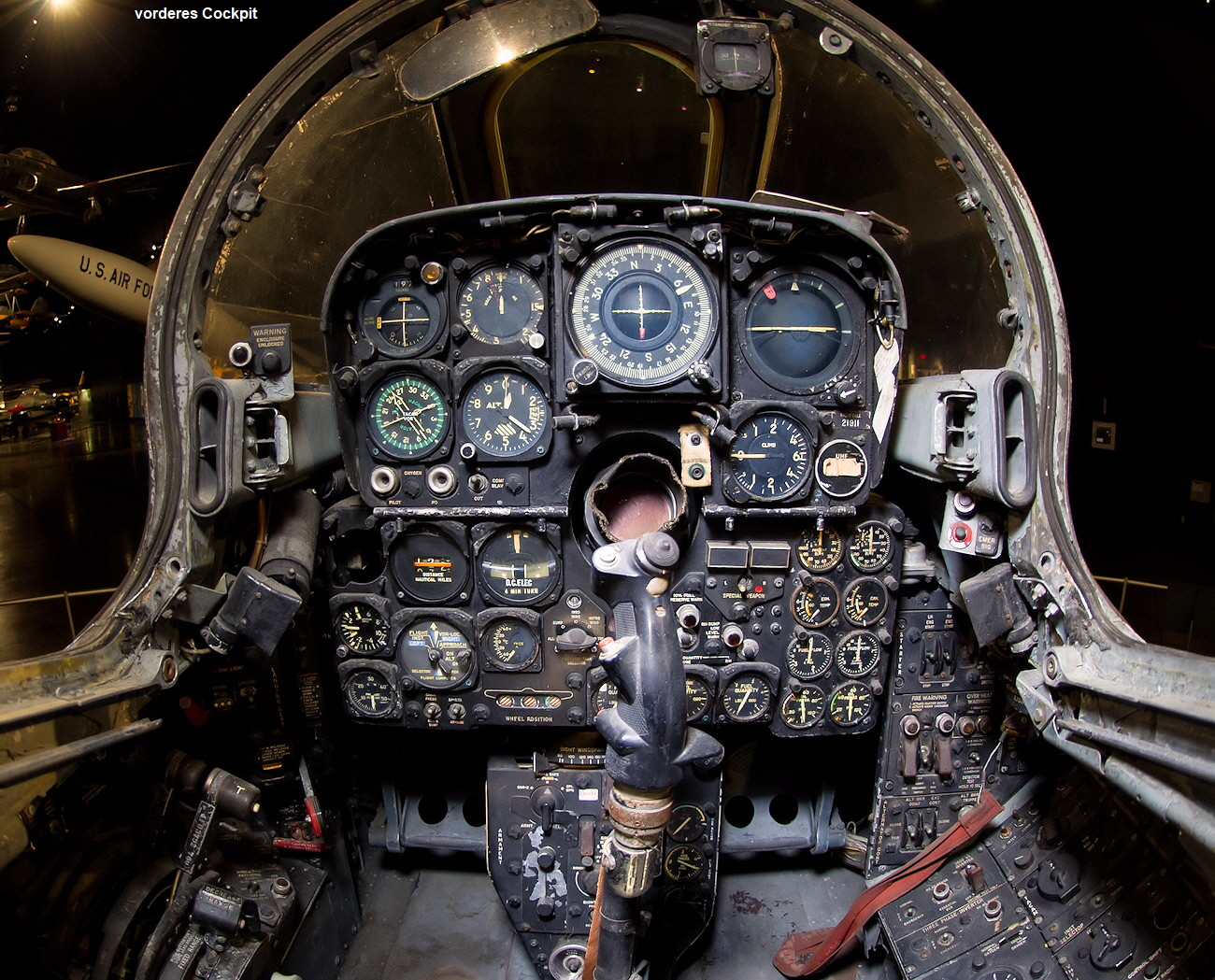 Northrop F-89J Scorpion - vorderes Cockpit
