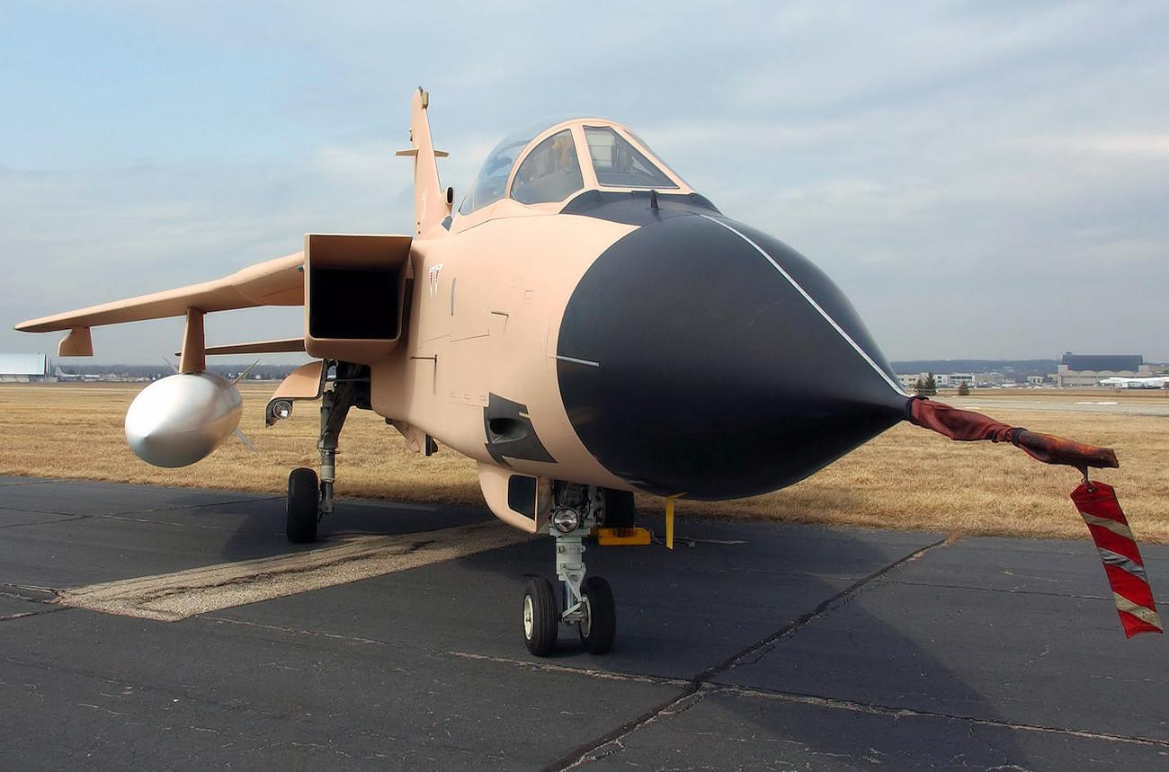 Panavia Tornado GR1 - Kampfflugzeug in Wüstenbemalung