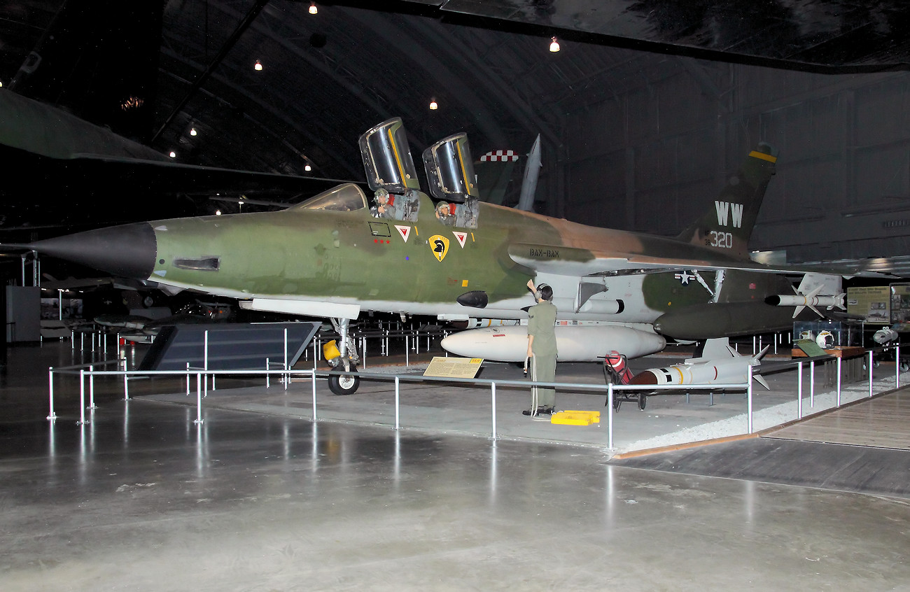 Republic F-105G Thunderchief - „Wild Weasel“-Version zur Bekämpfung der feindlichen Radar-Stellungen