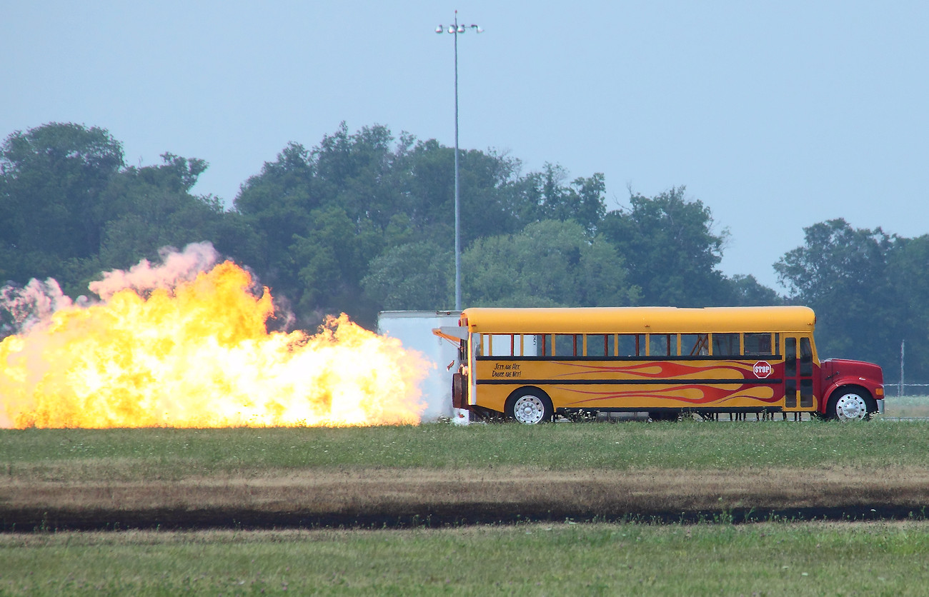 School Time Jet Bus - Der schnellste Schulbus der Welt hat 42.000 PS und rast mit 563 km/h über die Startbahn